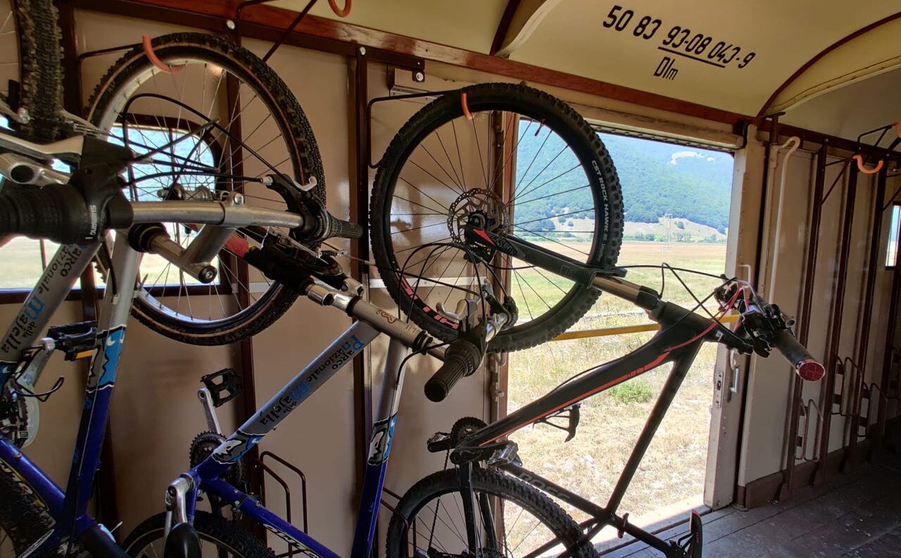 treno bici ferrovia dei parchi